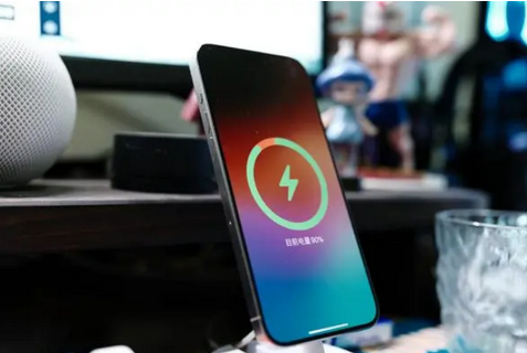 威信苹果15换屏服务分享用什么充电器给iPhone15充电更好 